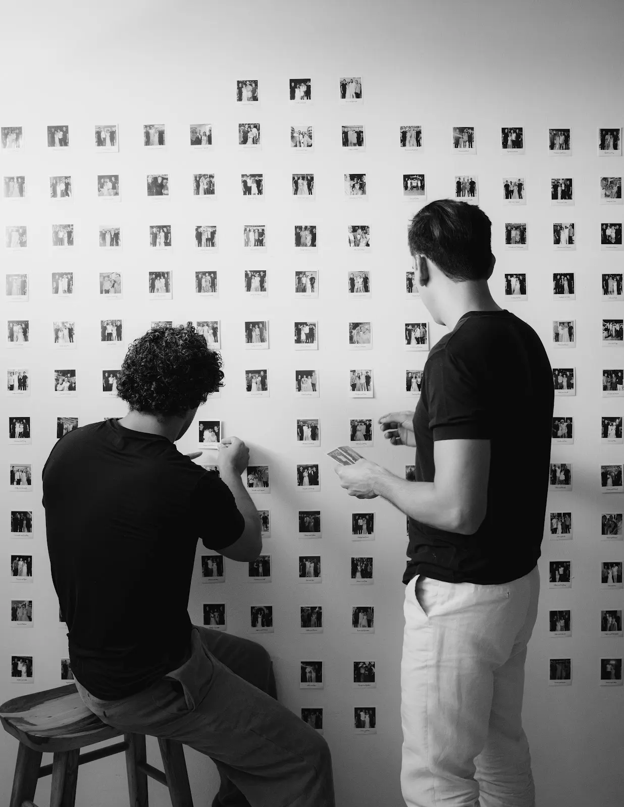 Autores revisando fotografías de bodas
